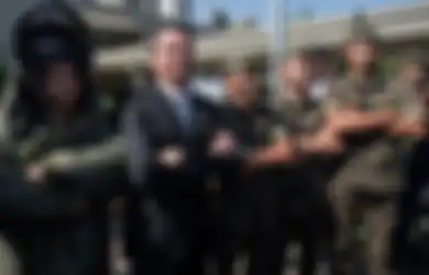 Pemerintahannya di Ujung Tanduk karena Kasus Covid-19, Presiden Ini Malah Pamer Kemesraan dengan Militer, Seolah Menantang Rakyatnya Sendiri