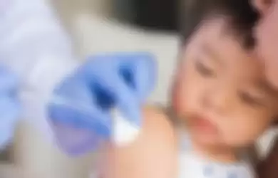 Ilustrasi cara catat imunisasi anak di aplikasi PeduliLindungi.