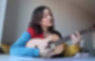 Mxmtoon saat memainkan Ukulelenya dan bikin tutorial mainin ukulele di channel youtube-nya