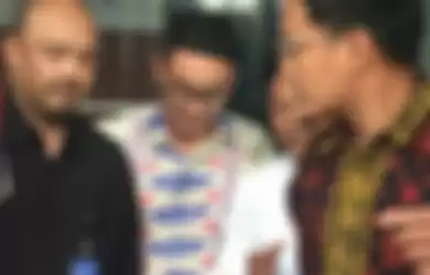 Artis Papan Atas Ini Belok ke Politik saat Namanya Bersinar di Jagad Hiburan, Putuskan Pernikahan dengan Ayu Dewi Lewat SMS, Dilaporkan Berzina dengan Istri Orang hingga Dibui karena Terima Suap, Kini Diceraikan Istri!