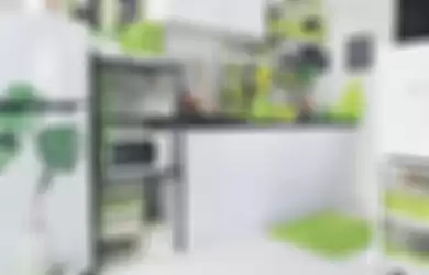Warna hijau pada perlengkapan masak dan motif vintage pada backsplash membuat dapur yang didominasi warna putih terlihat lebih berwarna.