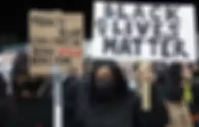 Demonstran Black Lives Matter membawa poster di Birmingham, Inggris (4/6/2020)