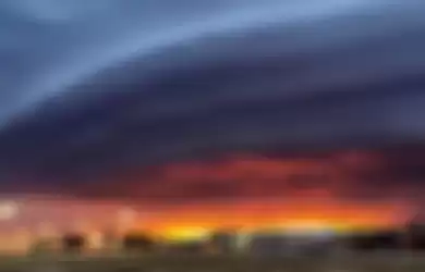 Awan di New Mexico, Amerika Serikut yang berbentuk mirip kapal induk alien.
