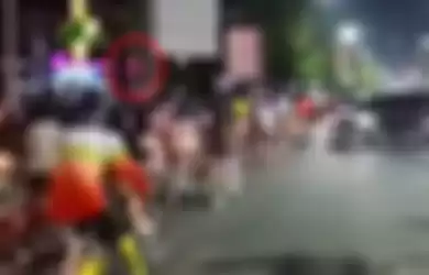 Viral Video Detik-detik Rombongan Sepeda Nekat Terobos Lampu Merah Hingga Akhirnya Ganggu Pengguna Jalan Lain, Netizen: Tolong Lah yang Tertib, Jangan Nerobos!