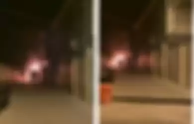 Mobil via vallen habis terbakar