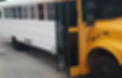 Proses penggarapan renovasi bus sekolah tua milik  Robbie dan Priscilla