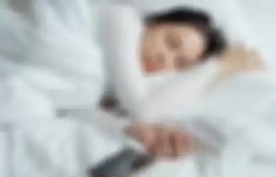 Bahaya meletakkan ponsel di kasur saat  tidur