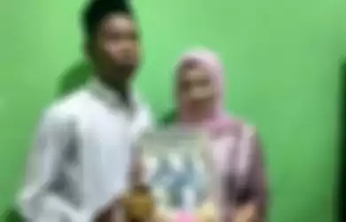 Pria di Lombok nikahi kekasihnya dengan mahar sandal jepit dan segelas air putih