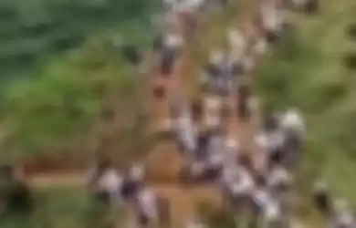 Ribuan warga Desa Xiushui berbondong-bondong ke bukit, saat mendengar suara aneh yang diduga adalah suara naga sedang menggeram. Video diambil pada 20 Juni 2020.