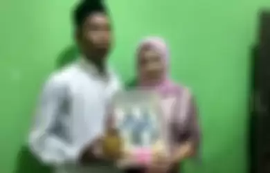 Pasangan yang menikah dengan mahar berupa sandal jepit dan segelas air putih.