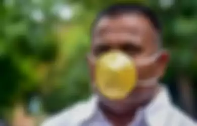 Shankar Kurade dan masker emas buatannya.