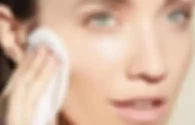 Angkat kulit mati di wajah bisa menggunakan Exfoliating Toner.  