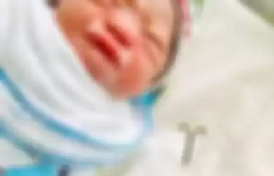 Bayi hasil kebobolan lahir bersama alat kontrasepsi ibunya.