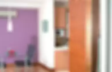 Penggunaan warna ungu membuat rumah mungil ini terlihat cerah. Ruangan yang sekarang adalah dapur tadinya ruang tidur. Dan partisi kayu bergaris horizontal dibuat untuk menghalagi pandangan ke arah kamar mandi.