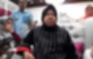 Aksi Tri Rismaharini Sujud Dikaki Dokter Dianggap Terlalu Drama, Wali Kota Surabaya Beri Jawban yang Bikin Mingkem: Saya Jendral Perang...