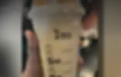 Gelas minuman dari Starbucks yang tercantum nama ISIS 