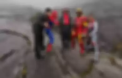 Kelompok pendaki Gunung Kinabalu yang menggunakan kostum Avengers.