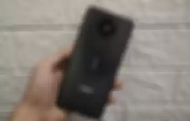 Bagian belakang perangkat Nokia 5.3 dengan warna Charcoal.