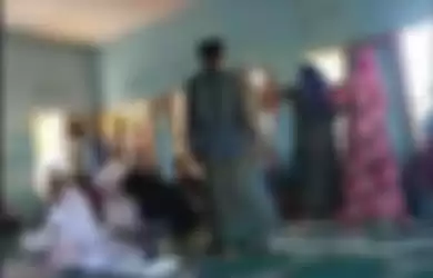 Tangkapan layar video seorang ibu mengamuk hendak membatalkan pernikahan anaknya di Desa Sugian, Lombok Timur