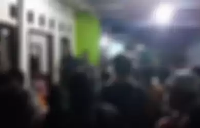Ratusan pelayat menyesaki rumah duka almarhum Yodi Prabowo, Editor Metro TV, di bilangan Jalan Alle Raya, Rempoa, Ciputat Timur, Tangerang Selatan (Tangsel), pada Jumat malam (10/7/2020). 