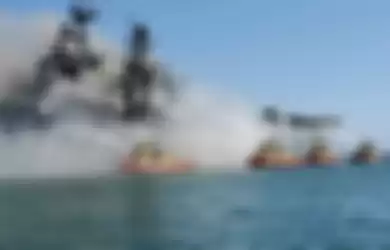 Terbakarnya kapal perang Angkatan Laut AS USS Bonhomme Richard tersebut mengundang reaksi dari Iran.