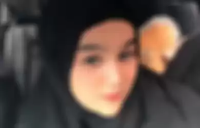 Pose cantik Hana Hanifah dalam mobil. 