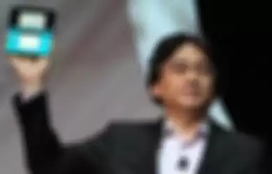 Satoru Iwata memperkenalkan konsol Nintendo DS