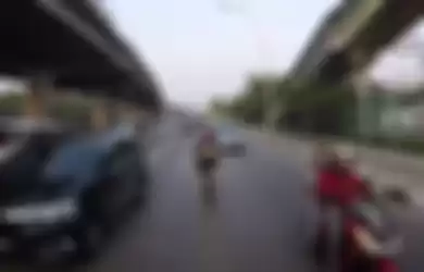 Viral video pesepeda bule lawan arah di jalan raya  