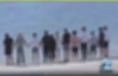 keluarga dan teman-teman Naya Rivera berkumpul di tepi Danau Piru 