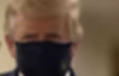 Presiden Amerika Serikat (AS) Donald Trump memakai masker untuk pertama kalinya, saat mengunjungi Rumah Sakit Militer Walter Reed di Bethesda, Maryland, AS, pada 11 Juli 2020    