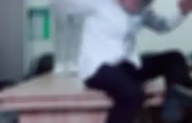 Peragakan Tiup Seruling Tarian Ular Bersama Perempuan di Atas Meja Demi TikTok, Kadis Bondowoso Turun Jabatan