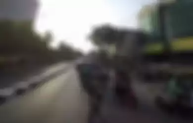 Entah Apa yang Dipikirkan Pesepeda Bule ini, Seenaknya Melaju Kencang Lawan Arus di Tengan Jalan Raya Ibu Kota, Terungkap Begini Fakta di Balik Video Viral Tersebut