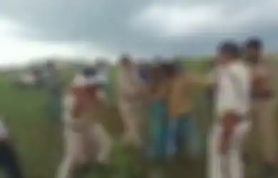Tak Berkutik dan Pasrah, Pasangan dari Kasta Rendah India Dipukuli dan Panen Dihancurkan oleh Polisi, Setelah Itu Berniat Bunuh Diri