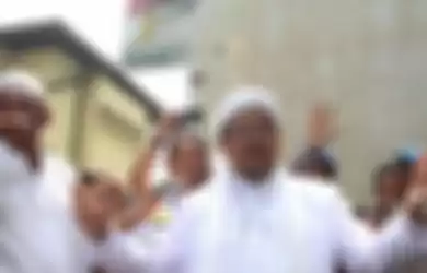 Imam Besar FPI Habib Rizieq Shihab saat tiba untuk menjalani pemeriksaan di Polda Metro Jaya, Jakarta, Rabu (1/2/2017).