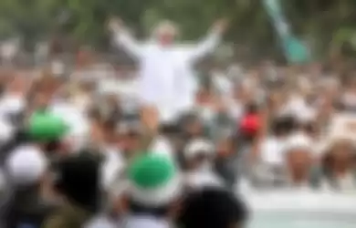Imam Besar Front Pembela Islam (FPI), Habib Rizieq menyapa ribuan anggota FPI diiringi salawat seusai menjalani pemeriksaan di Mapolda Jabar terkait dugaan penghinaan Pancasila Kamis (12/1/2017). 