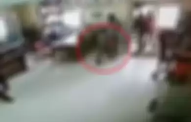 Potongan rekaman CCTV memperlihatkan seorang bocah keluar dari bank sembari membawa tas berisi uang hingga 1 juta rupee, atau Rp 197 juta. Aksi yang terjadi di sebuah bank di Madhya Pradesh, India, itu disebut terjadi dalam 30 detik.