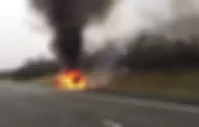 Ilustrasi mobil terbakar