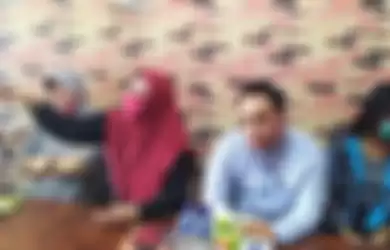uasa Hukum Penggugat, Achmad Azhari bersama anak anak Hj Darmina saat menggelar jumpa pers soal kasus anak gugat ibu kandung di Banyuasin, Jumat (17/7/2020) 