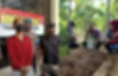 KNP tersangka pembunuhan remaja di Kota Pekalongan (kiri), Antariksa (tengah) didampingi babinkamtibmas, Babinsa, serta perangkat Kecamatan Pekalongan Timur berdoa di pusara Suryo di TPU Sapuro 