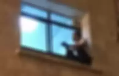 Kisah seorang pria Palestina yang memanjat dinding rumah sakit hanya untuk melihat ibunya yang tengah dirawat akibat Covid-19 viral di media sosial 