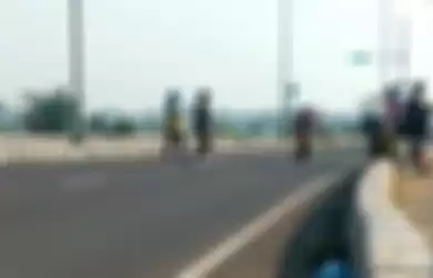 Aksi emak-emak joget TikTok di Exit tol Pekalongan, Jateng.