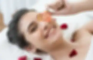Masker Tomat untuk Menghilangkan Kantung Mata, Lakukan 10 Menit Saja!