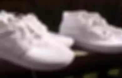 Hasil sepatu putih yang dibersihkan dengan pasta gigi.
