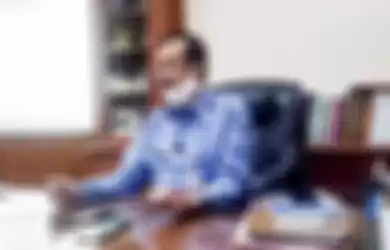 Achmad Purnomo saat berada di meja kerjanya di ruang Wakil Wali Kota Solo, Jumat (7/17/2020). 