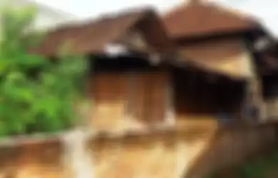Rumah Wisnu Widodo di Kabupaten Ponorogo yang dipagar oleh tetangganya dengan tembok bata setinggi 1 meter karena sering menginjak tahi ayam.Meski pengadilan Negeri Ponorogo memenangkan pihak Wisnu, namun Mistun masih engan membongkar tembok.
