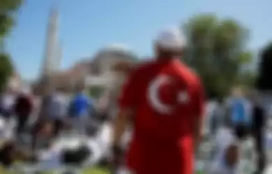 Jemaah menunggu dimulainya shalat Jumat di luar Masjid Agung Hagia Sophia, pada Jumat (24/7/2020). Untuk pertama kalinya Hagia Sophia menggelar shalat Jumat dalam 86 tahun terakhir.