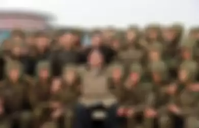 TOPSHOT - This undated picture released from North Korea's official Korean Central News Agency (KCNA) on November 18, 2019 shows North Korean leader Kim Jong Un posing with members of the Air and Anti-Aircraft Force of the Korean People's Army during an airborne insertion training at an undisclosed location. (Photo by KCNA VIA KNS / KCNA VIA KNS / AFP) / - South Korea OUT / REPUBLIC OF KOREA OUT   ---EDITORS NOTE--- RESTRICTED TO EDITORIAL USE - MANDATORY CREDIT "AFP PHOTO/KCNA VIA KNS" - NO MARKETING NO ADVERTISING CAMPAIGNS - DISTRIBUTED AS A SERVICE TO CLIENTS THIS PICTURE WAS MADE AVAILABLE BY A THIRD PARTY. AFP CAN NOT INDEPENDENTLY VERIFY THE AUTHENTICITY, LOCATION, DATE AND CONTENT OF THIS IMAGE. / 