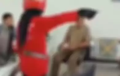Tangkapan layar video saat Camat Samarinda Kota, Anis Siswantini (baju merah) sedang memarahi pimpinan kantor yang membiarkan sampah berserakan di Jalan KH Ahmad Dahlan, Kota Samarinda, Kaltim, Jumat (24/7/2020) pagi.