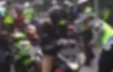 Polisi sedang memeriksa kelengkapan dalam razia operasi 