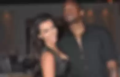 Bertemu dengan Kanye West usai konflik, Kim Kardashian kedapatan menangis dalam mobil. 